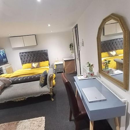 A Cosy Deluxe Size Studio With Queen Size And Sofa Bed Apartment Leeds  Exterior foto