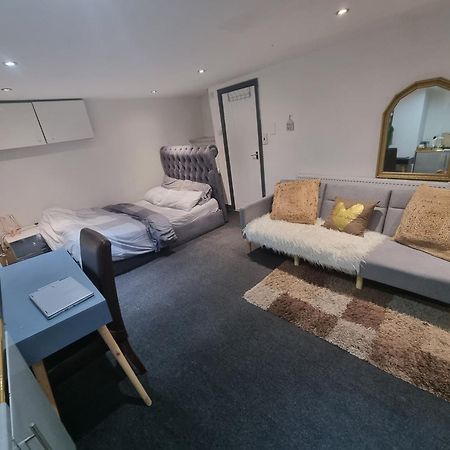 A Cosy Deluxe Size Studio With Queen Size And Sofa Bed Apartment Leeds  Exterior foto