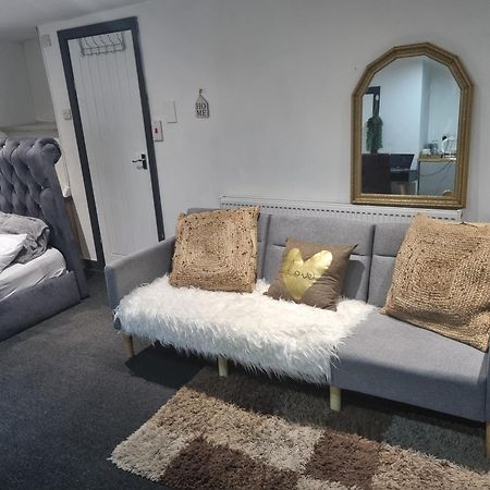 A Cosy Deluxe Size Studio With Queen Size And Sofa Bed Apartment Leeds  Exterior foto