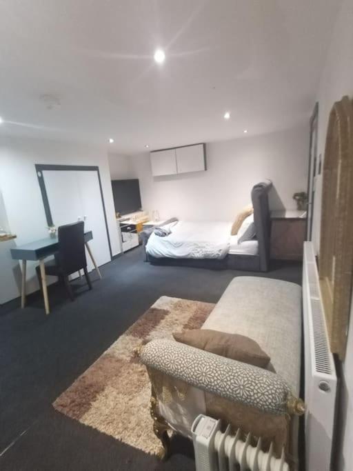 A Cosy Deluxe Size Studio With Queen Size And Sofa Bed Apartment Leeds  Exterior foto