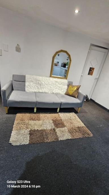 A Cosy Deluxe Size Studio With Queen Size And Sofa Bed Apartment Leeds  Exterior foto
