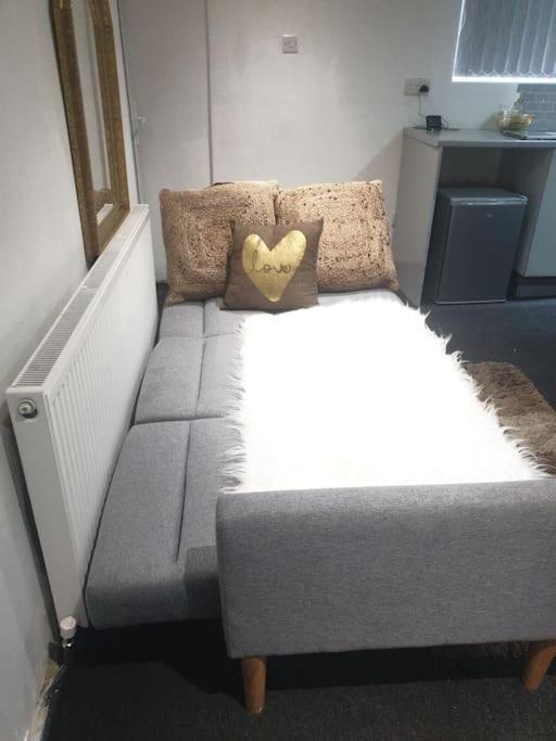 A Cosy Deluxe Size Studio With Queen Size And Sofa Bed Apartment Leeds  Exterior foto