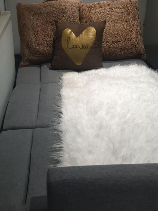 A Cosy Deluxe Size Studio With Queen Size And Sofa Bed Apartment Leeds  Exterior foto