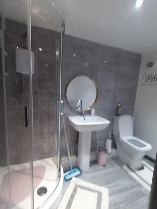 A Cosy Deluxe Size Studio With Queen Size And Sofa Bed Apartment Leeds  Exterior foto