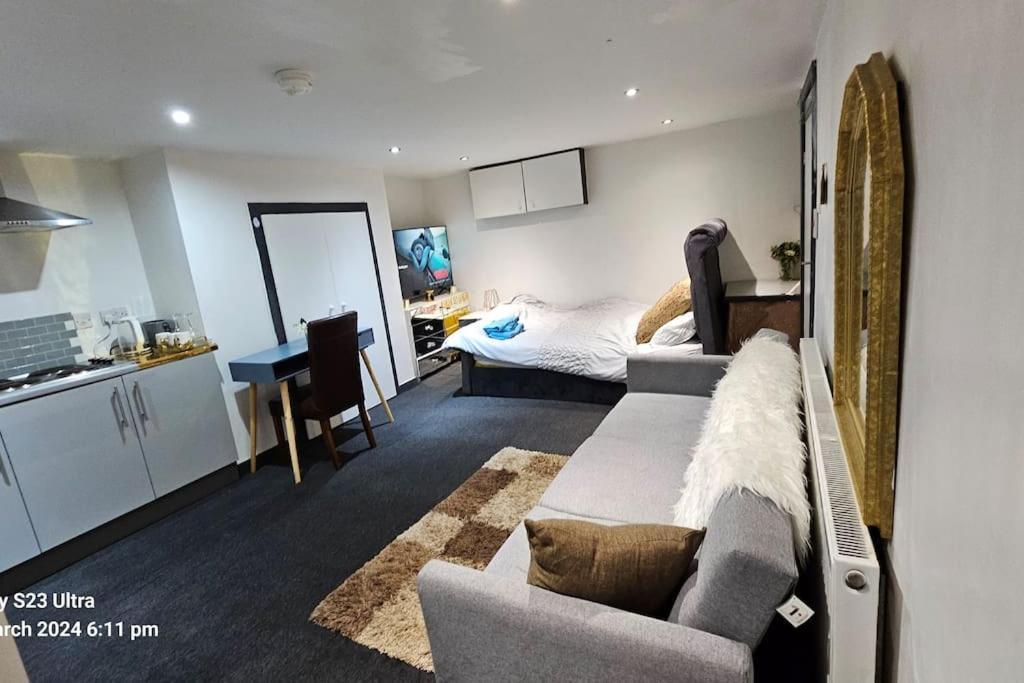 A Cosy Deluxe Size Studio With Queen Size And Sofa Bed Apartment Leeds  Exterior foto