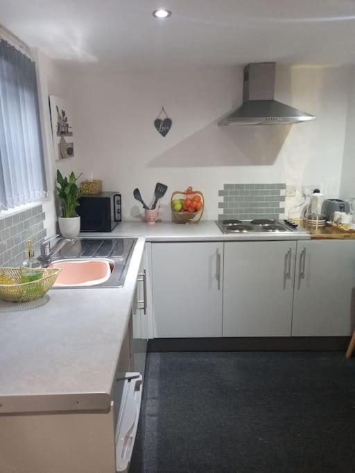 A Cosy Deluxe Size Studio With Queen Size And Sofa Bed Apartment Leeds  Exterior foto