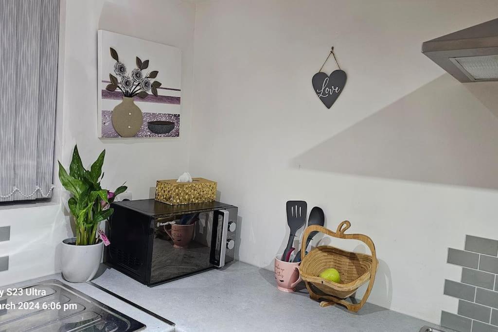 A Cosy Deluxe Size Studio With Queen Size And Sofa Bed Apartment Leeds  Exterior foto
