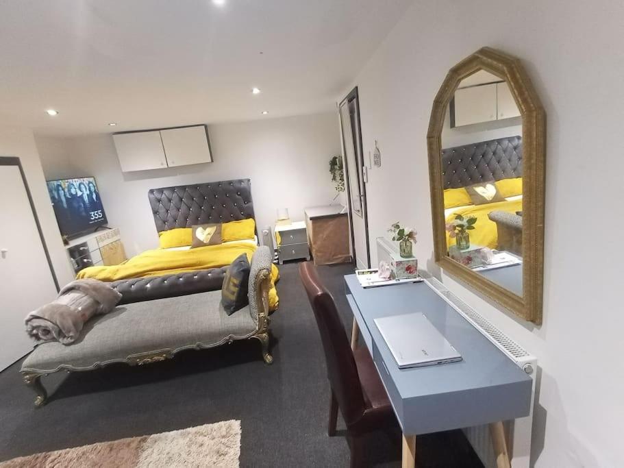 A Cosy Deluxe Size Studio With Queen Size And Sofa Bed Apartment Leeds  Exterior foto