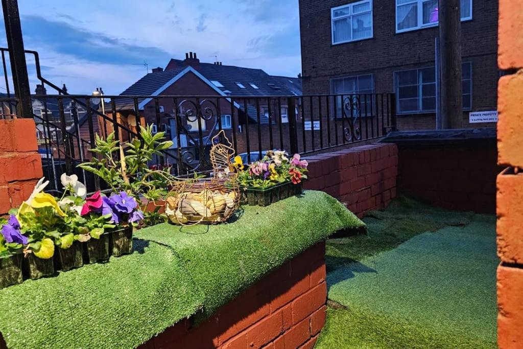A Cosy Deluxe Size Studio With Queen Size And Sofa Bed Apartment Leeds  Exterior foto