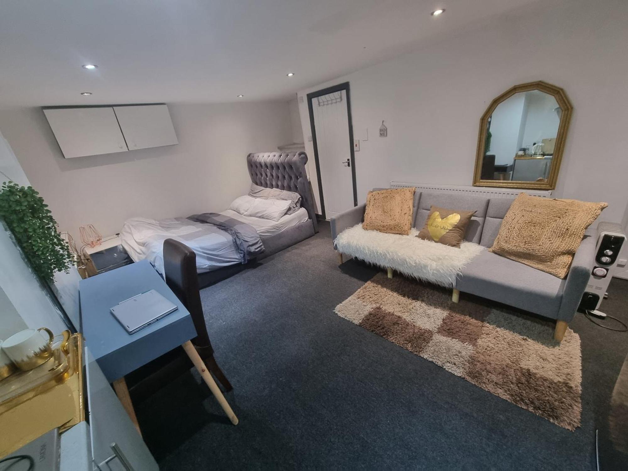 A Cosy Deluxe Size Studio With Queen Size And Sofa Bed Apartment Leeds  Exterior foto