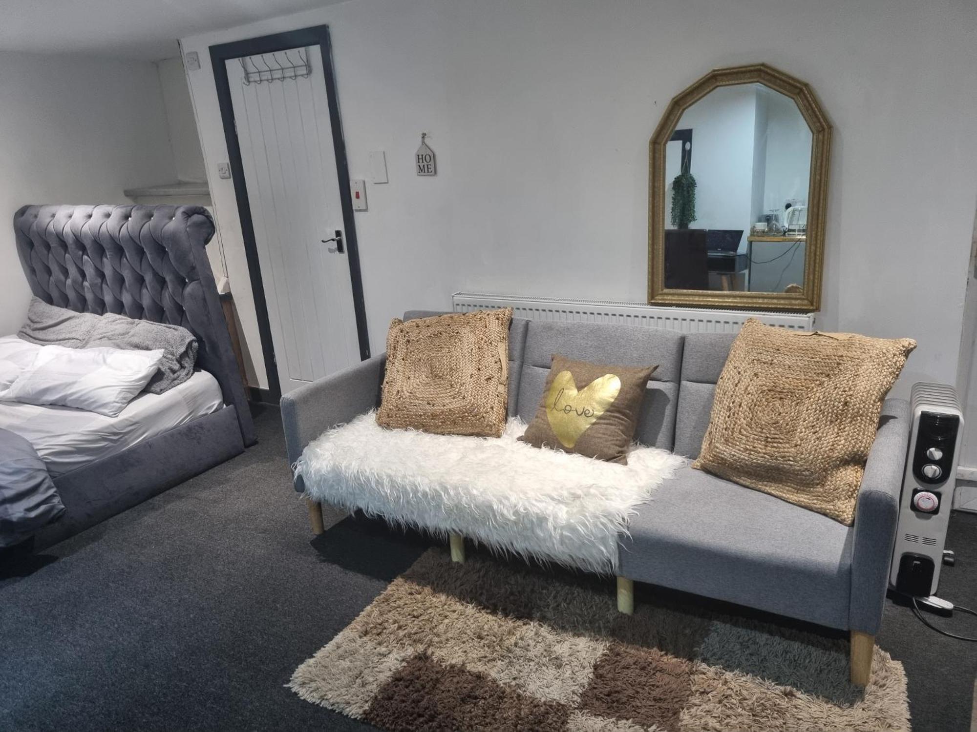 A Cosy Deluxe Size Studio With Queen Size And Sofa Bed Apartment Leeds  Exterior foto