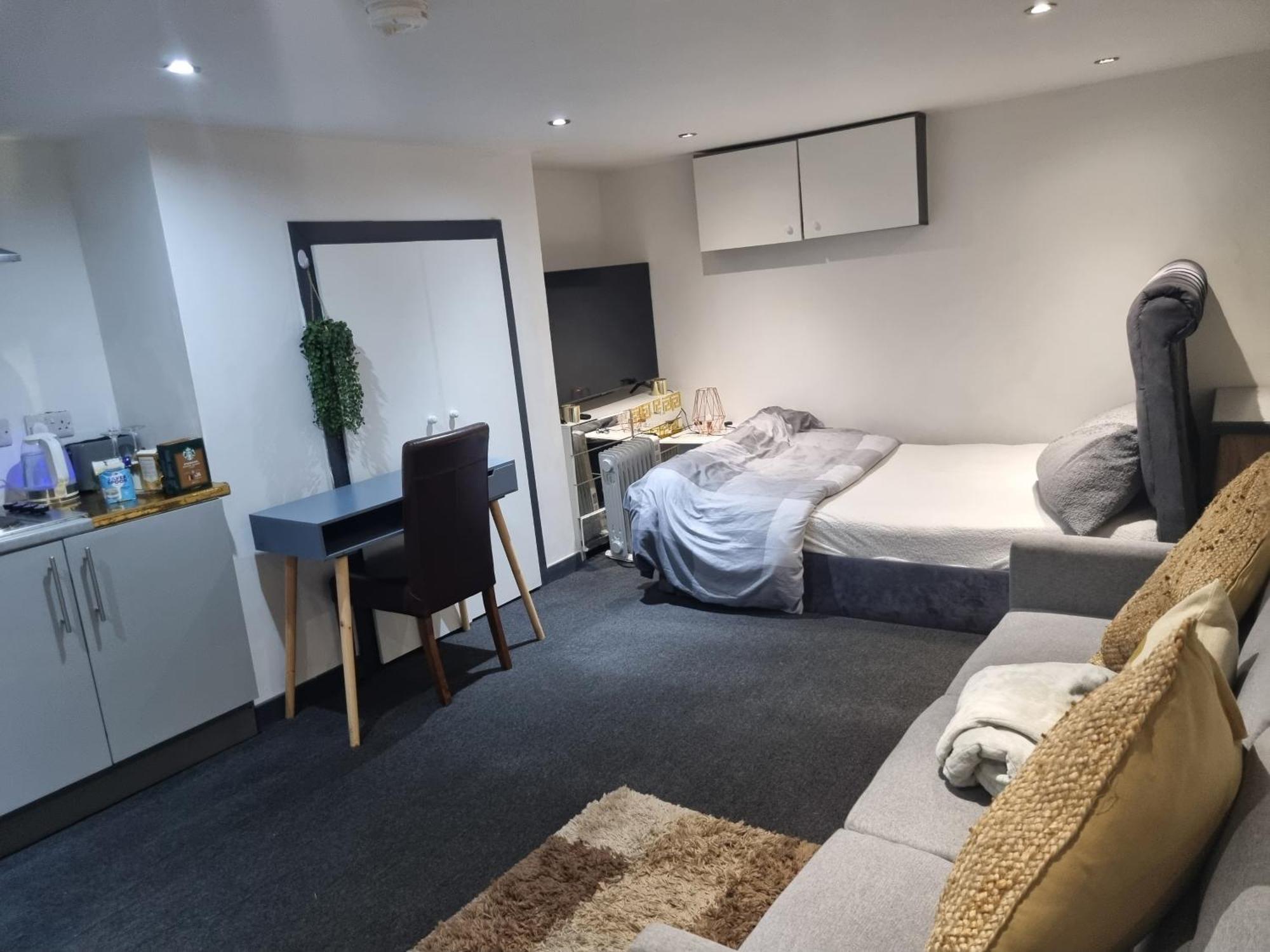A Cosy Deluxe Size Studio With Queen Size And Sofa Bed Apartment Leeds  Exterior foto