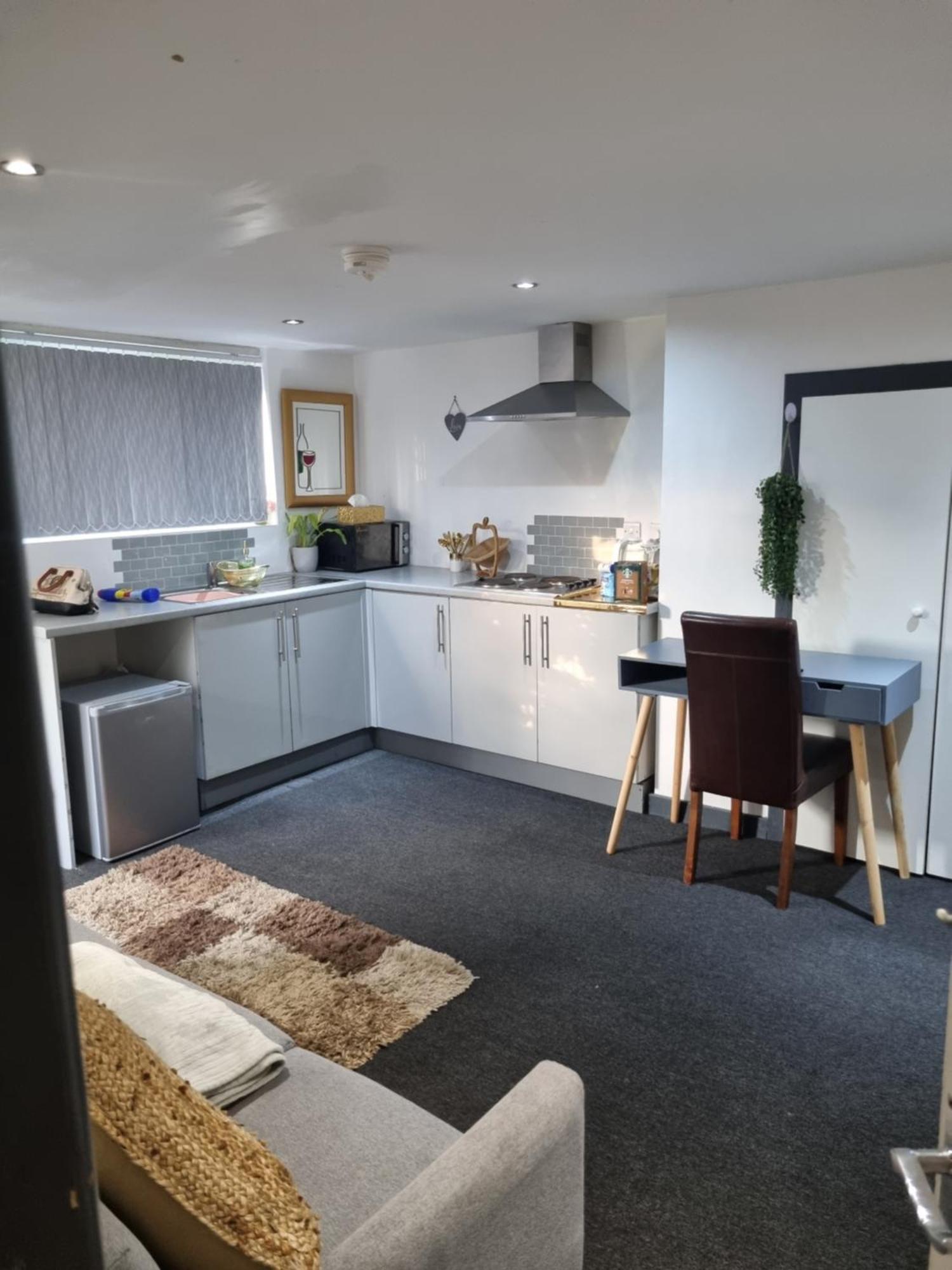 A Cosy Deluxe Size Studio With Queen Size And Sofa Bed Apartment Leeds  Exterior foto